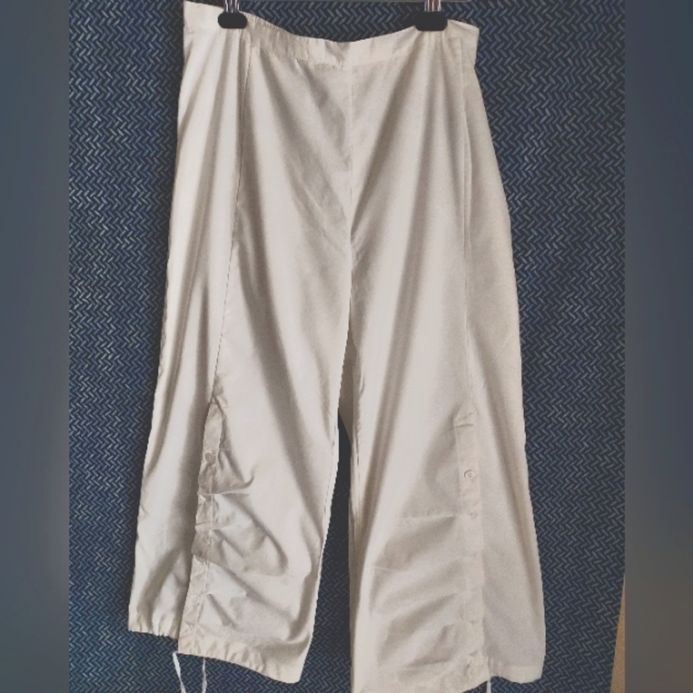 Tulip white,100% Cotton, pleated legs pants. Sz L,